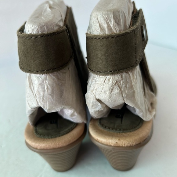 Earth Kristen NIB Open Toe Lave Up Heel Bootie Sandals Dark Olive NuBuck - Picture 4 of 9